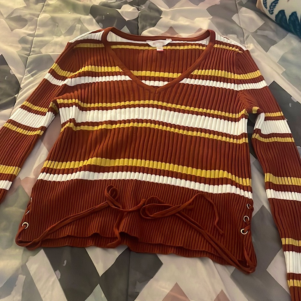 I’m selling a long sleeve shirt it’s brand new still has the tag on.